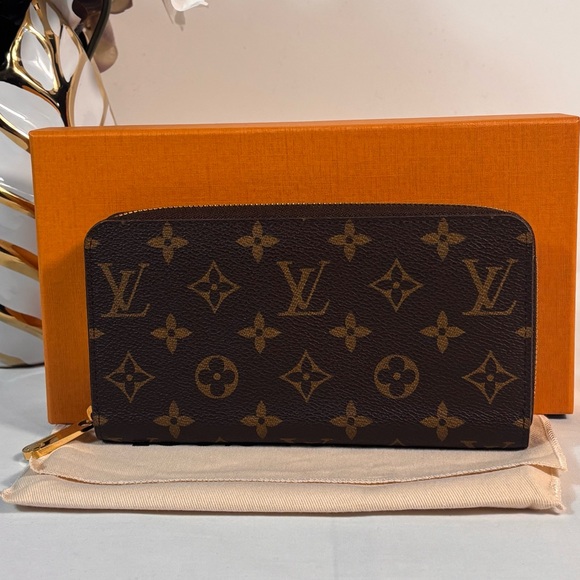 Beautiful Louis Vuitton Zippy Fuchsia - Picture 1 of 14